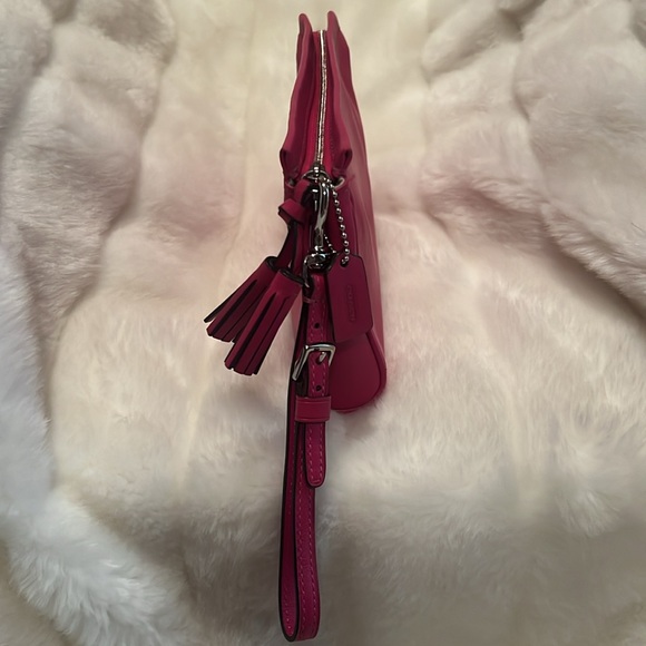 🩷COACH HOT PINK MAKEUP💄BAG. Gently used as seen. Exceptional condition. 🩷 - Picture 7 of 11